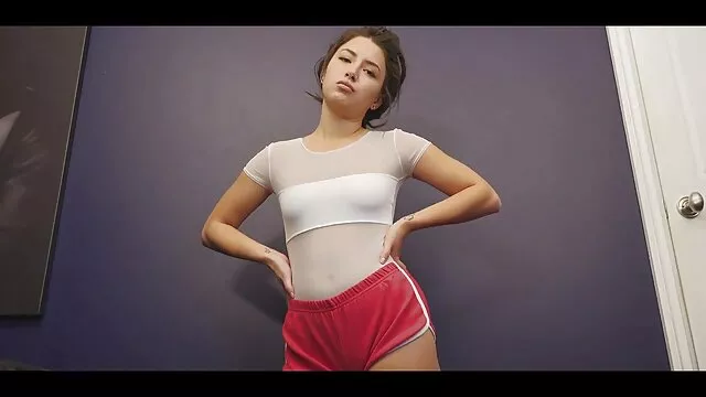Jeune mannequin flexible se branle devant un mec et film streaming porno gratuit baise dans la chatte