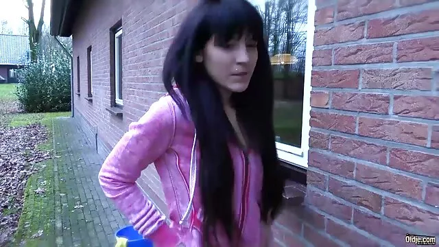 Le garçon a des relations sexuelles dans sa voiture avec une ex-petite amie, il filme comment elle se branle et prend une bite dans sa bouche, puis il la transplante et commence à baiser dans une position normale, pratique gros bit gratuit pour la voiture