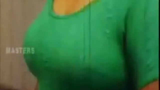 Une policière baise un prisonnier avec une grosse bite webcam porno en direct