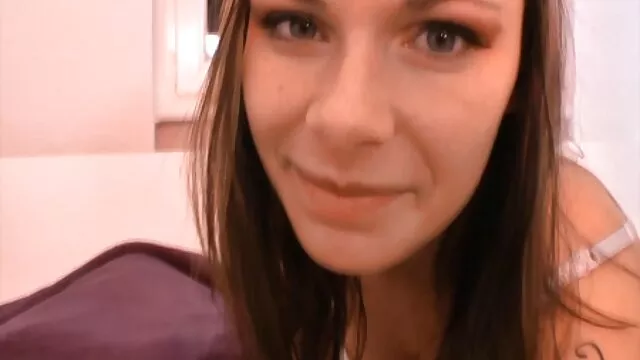 La nana blanche a été ligotée et baisée jusqu'à ce qu'elle perde le pouls par quatre blacks, elle gémit et roula des yeux de douleur film porno erotique streaming et de plaisir, et obtint tout ce dont elle rêvait