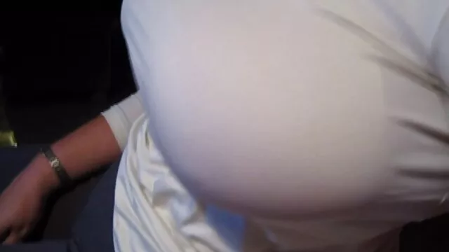 Un beau dépravé fouette une bête sexy aux cheveux roux dans un films porno lesbienne gratuit anal serré