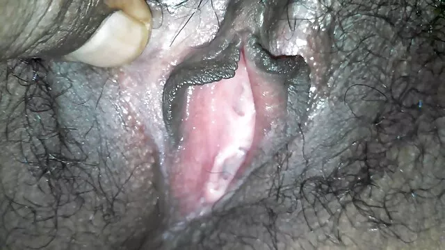 Une brune sexy avec un cul rond parfait se vidéo porn gratuit fait baiser en anal