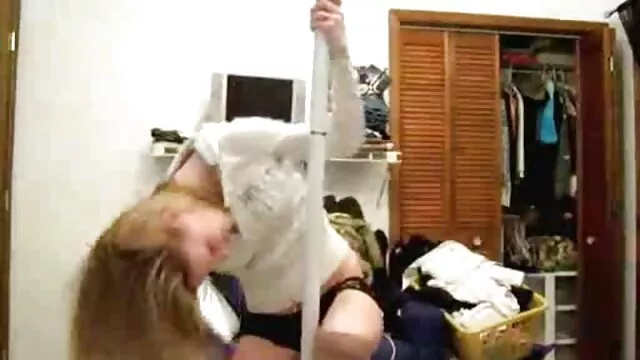 Assise sur un gros ami de son baiseur, une salope aux gros seins tripote son film complet porno français clitoris