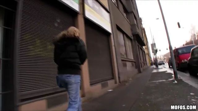 La blonde Payton Simmons baise avec un sex gratuit violent négro