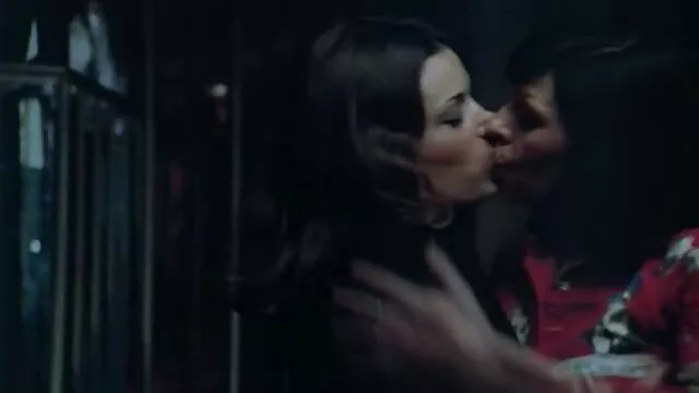 Le mec caresse une jeune nana xxx video femme noir juste dans le couloir
