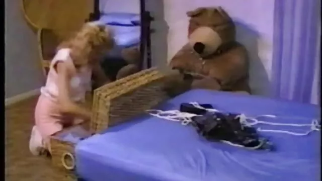 Adorables jeunes films adultes streaming gratuit salopes retraitées dans la nature, où, sur une chaise longue portée dans la rue, d'adorables salopes se caressent doucement de baisers et de léchage juteux de chattes excitées