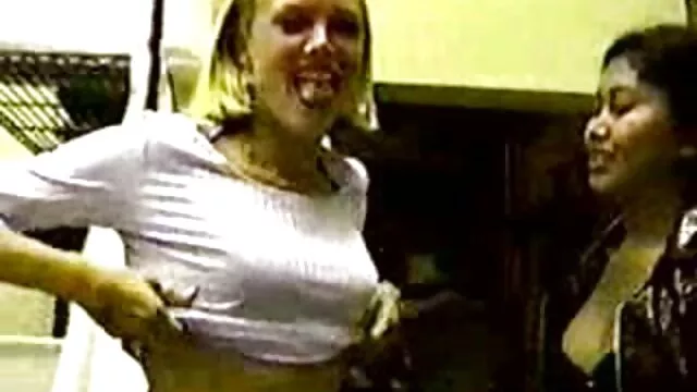 Sexy Ebony video gay amateur gratuit léchant la chatte poilue Selma Sins et la baise