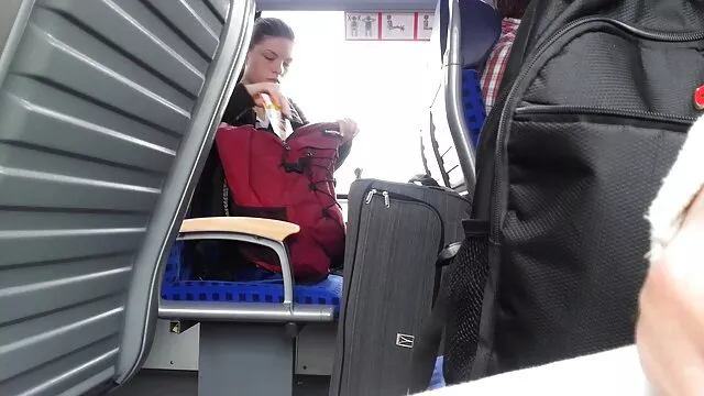 Le mec a jeté une brune chaude pour le film porno gratuit hd sexe