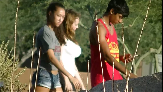 Une pute mature a enlevé film sexe streaming les bigoudis de ses cheveux et baise sa chatte avec eux