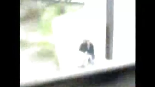 Deux jeunes brunes lèchent l'anus d'un mec chauve et video xxx en ligne baisent