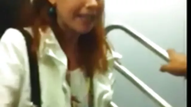Une transsexuelle nommée Luna branle sa grosse bite devant une webcam pour des putes lubriques films hard gratuit