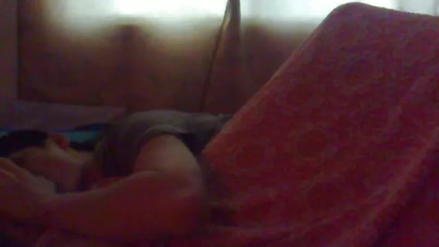 Des mecs video sexe pornodrome baisent une brune solitaire dans tous les trous