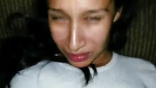 Après avoir fumé et pris un bain de soleil sur la plage, une jeune brune se dépêche de rentrer chez elle, où l'attend la grosse bite de son baiseur. La chienne se jette sur lui depuis le seuil et commence à le sucer, tu vois, elle a eu l'appétit film streaming xxx gratuit de l'air marin