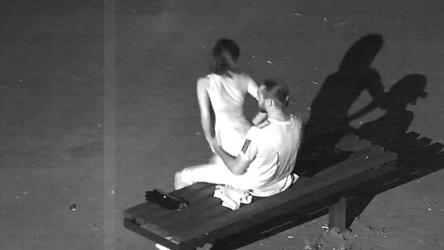 Deux chiennes lubriques font plaisir à la bite d'un homme avec une magnifique double pipe sex gratuit violent