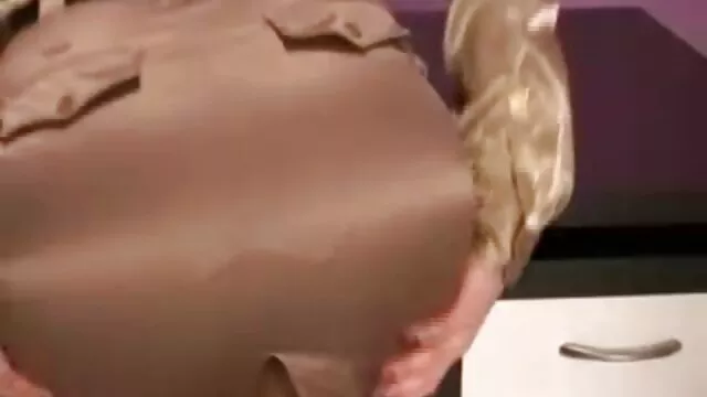 Pendant que mon sex grosse gratuit mari est au boulot, la salope s'amuse avec un voisin blanc qui ne craint pas un verre