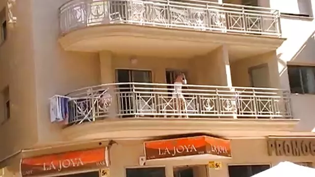 Grosse maman montre à sa voisine ses tenues, collants, culottes, le mec film porno gratuit marocain tombe en panne et commence à lui marteler la chatte