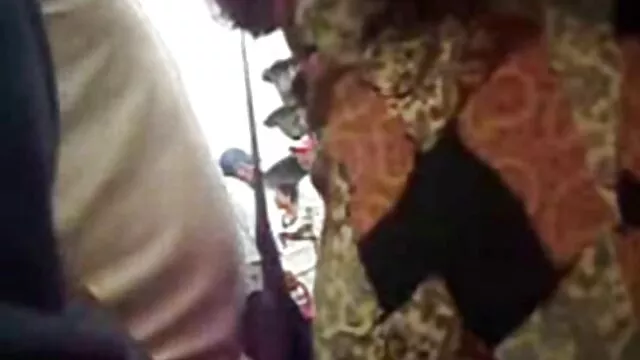 Un grand homme chauve baise passionnément prono video gratuit une belle femme de chambre en bas