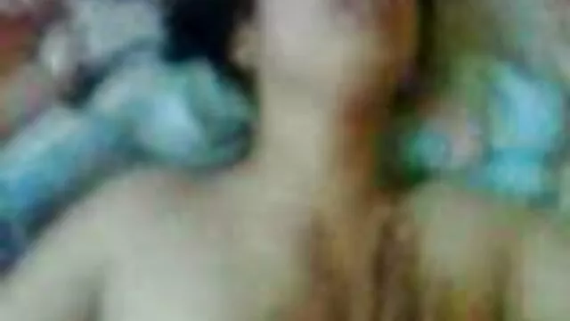Un minou à la chatte rasée video xxx femme enceinte caresse ses gros seins