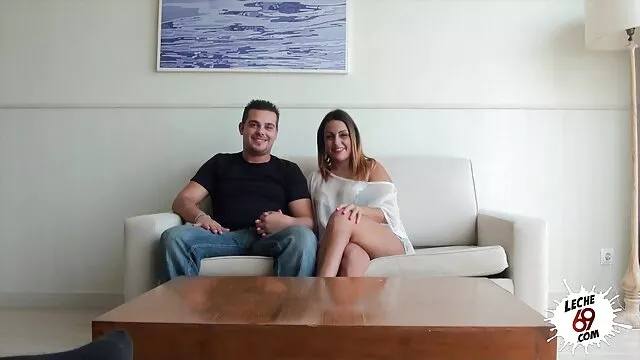 Deux chiennes aux vidéo gratuit xxx chattes poilues aiment l'anal