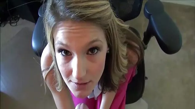 Une blonde sexy est assise à la maison devant la webcam de son ordinateur portable bien-aimé et baise avec grand plaisir son film porno violent gratuit trou insatiable avec un grand arsenal de godes très pervers et durs