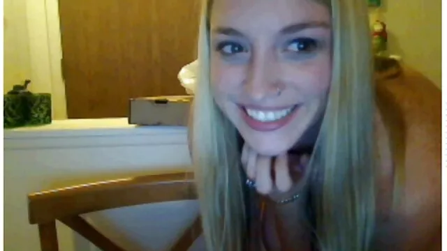 Sexy teen lesbiennes en video porno gratuite en streaming ciseaux avec un gode rose