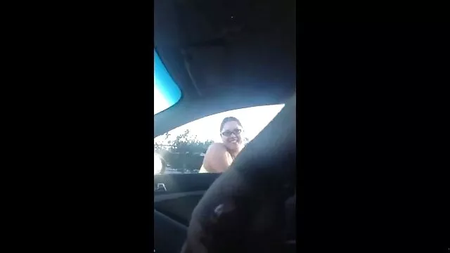 Le mec met un préservatif et baise une fille latine aux xxx gratwi petits seins