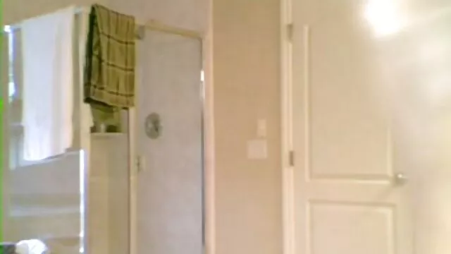 Un jouet rugueux est destiné à l'anal, mais alors qu'il fonctionne dans la bouche porno gratuit avec des animaux d'une femme, le prépare à une rencontre avec des bites allongées