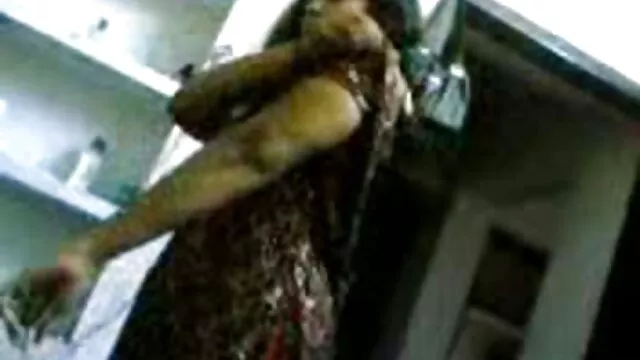 Olesya a décidé de diversifier un peu sa vie sexuelle, elle a apporté un énorme strapon et a commencé à video gratuite cochonne viser son mec en plein cul