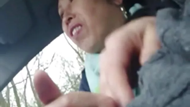 C'est un trou! Un homme met sa main dans la salope anale film erotique amateur gratuit et la baise fort