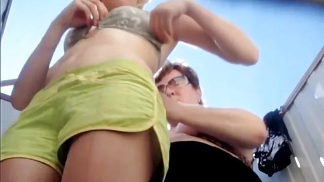 Une jolie étudiante avec une apparence asiatique porno en live gratuit prononcée, voulant établir une relation plus étroite avec un professeur dur, l'a attrapé dans une salle de classe vide après les cours et a séduit un homme dépravé dans une baise hard