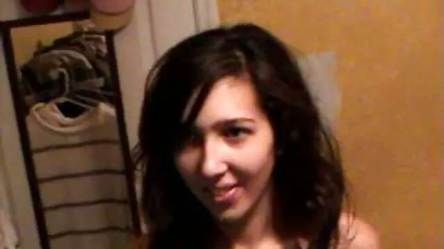 Une jeune brune caresse meilleur film porno arabe sa chatte poilue