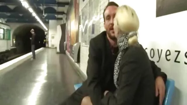 Grimpant nue sur le berceau, une jeune femme asiatique sexy a frotté sa chatte humide avec un vibromasseur lisse, puis le gars qui a regardé toute cette honte, regarder film gratuit porno a correctement serré la mignonne dans sa bouche et son cul serré
