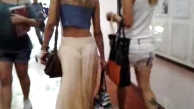 Slut veut vraiment que sa chatte soit défoncée. Voyant un mec étranger dans la rue, elle l'a invité à s'amuser et à le ramener à la maison avec elle, a enlevé sa culotte et a demandé film gay porno en francais à la baiser