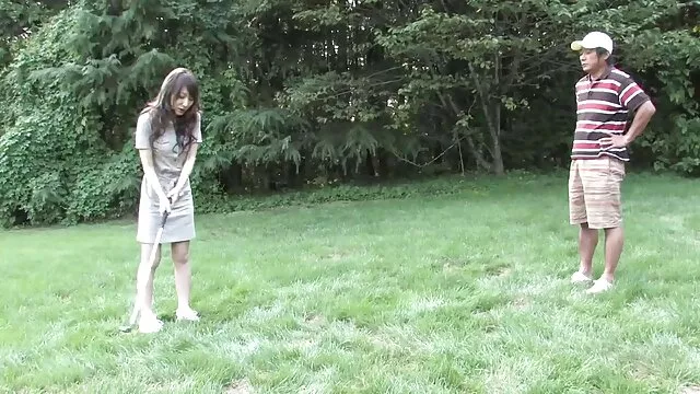 Une jeune blonde se vante de son short film porno gratuit court, de ses tongs glamour et, bien sûr, de sa capacité à gérer des vibrateurs épais et des godes, qu'elle insère habilement dans ses trous et se baise.