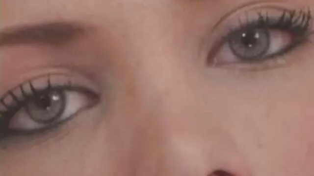 Une jeune femme asiatique film mature gratuit Mariru Amamiya se masturbe la chatte et suce une bite