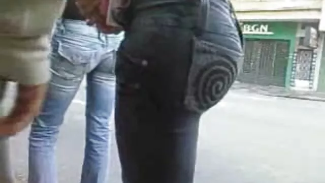 Un film pornographique xxx mec chauve baise sa femme fort dans la chambre, la petite amie de sa femme vient gémir, se déshabille et rejoint ce couple dépravé