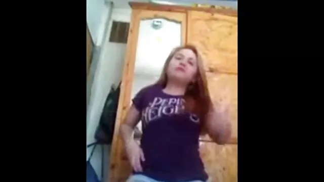 Des lesbiennes brunes sexy et mignonnes lèchent doucement des chattes poilues films pornos amateurs