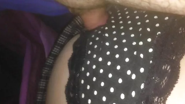 Une blonde satisfaite caresse vidéo pornographique xxx la grosse bite de son amant