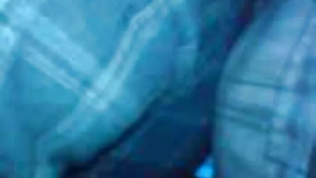 Une jeune salope aux beaux seins se masturbe avec un vibromasseur sur une film de sexe pornographique chaise