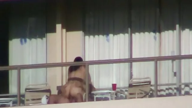 Une blonde juteuse et une brune cool se réchauffent sérieusement après un massage érotique, écartant leurs jambes alléchantes, la chienne en tatouage invite sa copine vidéo x hd gratuit à lui lécher la chatte