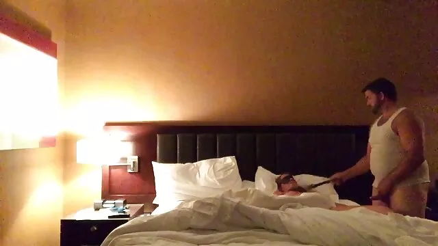 Blonde maigre sexy suce une sexetaze bite et baise pendant le petit déjeuner