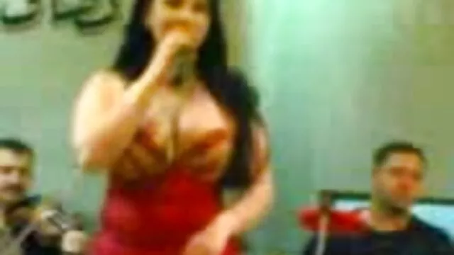 Alors qu'une chienne suce le pénis d'un mec, la seconde pétrit activement un cul serré avec plusieurs doigts. Après avoir préparé la bite et les trous, les filles streaming film adulte gratuit commencent à baiser dans les culs